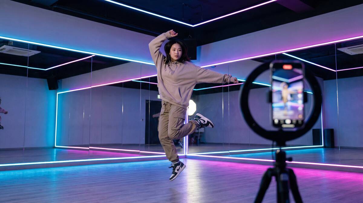 黄色仓库舞蹈短视频